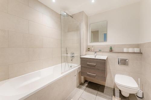 2 bed apartment near Little Britain Lake في أوكسبريدج: حمام مع حوض ومرحاض ومغسلة
