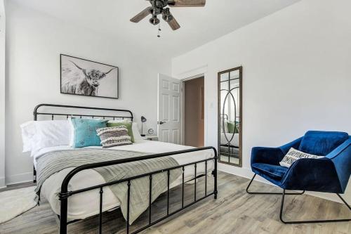 1 dormitorio con 1 cama y 1 silla azul en Heritage home in prime Byward Market location en Ottawa