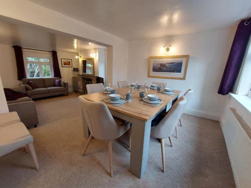 - une salle à manger avec une table et des chaises dans l'établissement Ingledene, à Wrexham