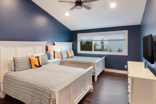 a bedroom with two beds and a window at Bear Feet Retreat in Maple City