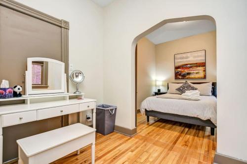 sypialnia z łóżkiem i lustrem w obiekcie Heritage home near Byward Market downtown Ottawa w mieście Ottawa