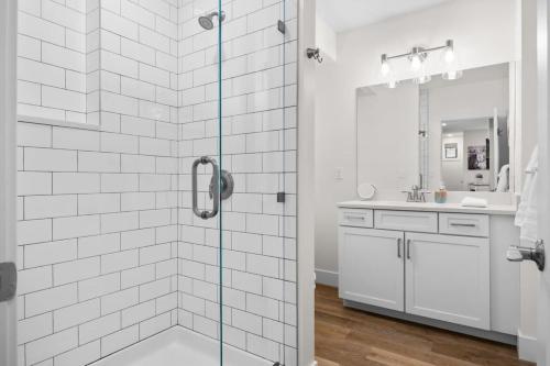 Ένα μπάνιο στο Capri Unit 001 in the Heart of Downtown TC