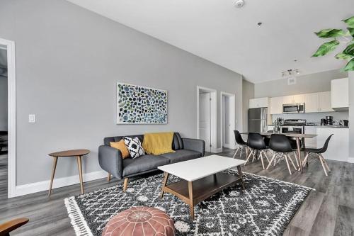 Kuchyň nebo kuchyňský kout v ubytování High-end condo downtown Kingston near RMC Queens