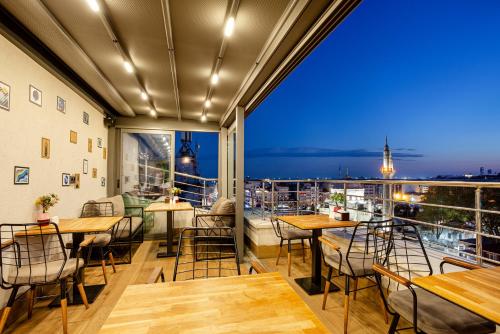 Un balcón o terraza de Santra Hotel