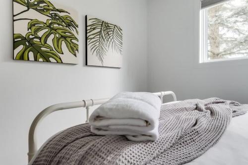 una pila de toallas sentadas encima de una cama en Xanadu - Zen waterfront retreat on Upper Rideau, en Westport