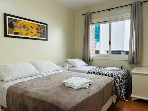 Postelja oz. postelje v sobi nastanitve Apartamento em Gramado: 400m da Rua Coberta!