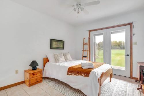Un dormitorio con una cama grande y una ventana en Stunning waterfront escape with European flair, en Delta