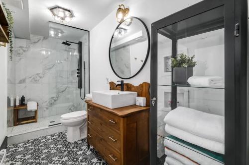 Et badeværelse på The Ivy Suite at Portage House in Picton