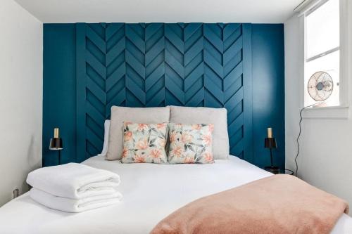 um quarto com uma parede em tons de azul e uma cama em The Ivy Suite at Portage House in Picton em Picton