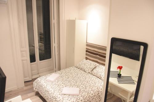 a small bedroom with a bed and a desk at Gilbert accommodations in London