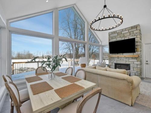 ein Wohnzimmer mit einem Tisch und einem Sofa in der Unterkunft Gorgeous private retreat with hot tub in White Lake