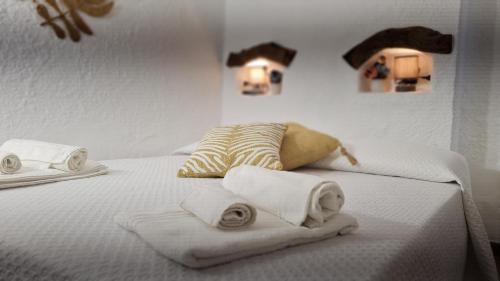 a bedroom with two towels on a bed at Villa Sa Mama in San Teodoro