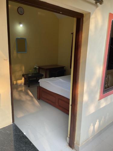 sypialnia z łóżkiem i lustrem w obiekcie Grace Air-conditioned Cool Homestay w mieście Benaulim