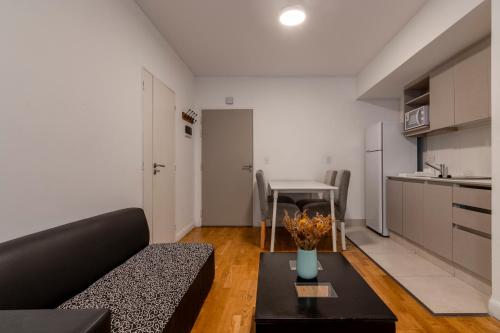 sala de estar con sofá y mesa en Moderno monoambiente Núñez en Buenos Aires