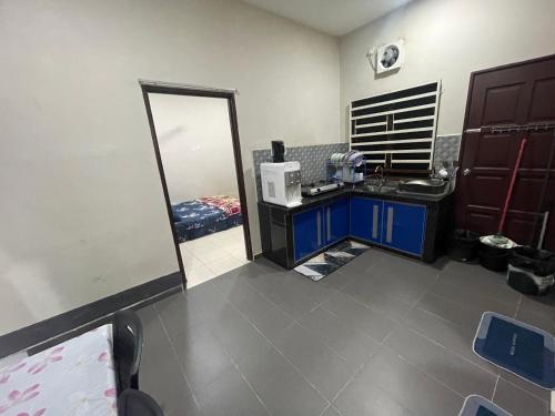 Kuchyň nebo kuchyňský kout v ubytování Irdina Homestay Islamic Beserah, Kuantan