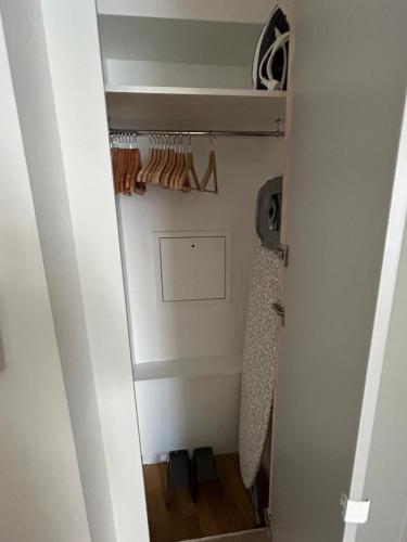 a small closet with a door open to a room at Studio Symbiose in Puteaux - La Défense Arena in Puteaux