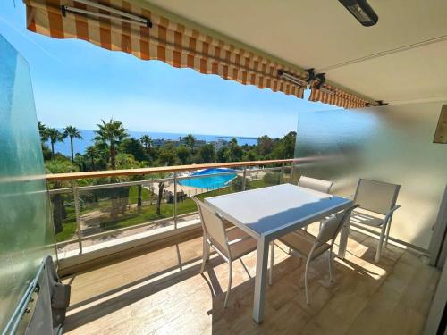 une table et des chaises sur un balcon avec vue dans l'établissement A085-Splendide appartement refait neuf avec vue mer, à Vallauris
