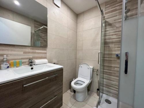 een badkamer met een toilet, een wastafel en een douche bij Beau studio Carré D'Or & Proche de la Mer Cannes in Cannes