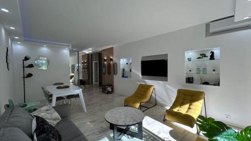 un salon avec un canapé et une table dans l'établissement A010-Superbe appartement refait à neuf proche Croisette, à Cannes