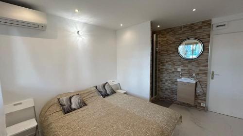une chambre avec un lit et une salle de bain avec un lavabo dans l'établissement A010-Superbe appartement refait à neuf proche Croisette, à Cannes
