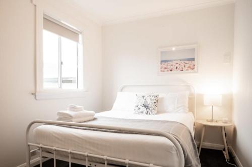 Ένα ή περισσότερα κρεβάτια σε δωμάτιο στο Cute Apartment on the City Fringe