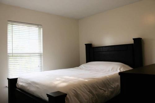 Un dormitorio con una cama grande y una ventana en 20 minutes to Downtown Nashville w/ Fenced in Yard, en Goodlettsville