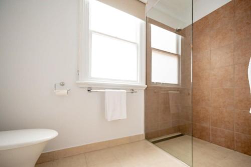 Bathroom sa Minutes from the CBD Cafes and Cataract Gorge