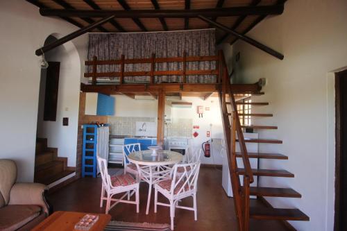 eine Küche und ein Esszimmer mit einem Hochbett in der Unterkunft Casa Mar in Burgau