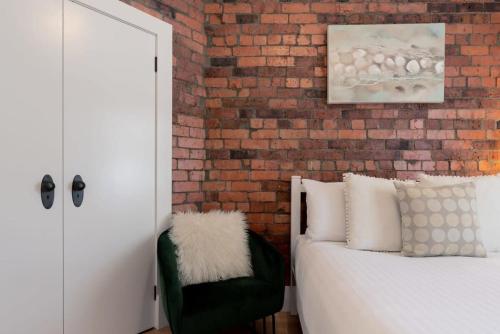 A seating area at Cosy Accommodation Moments From The Centre Of Town with Wifi