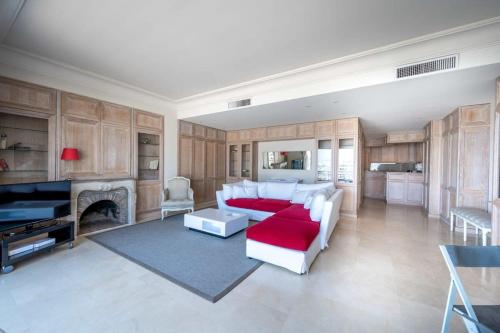 - un salon avec un canapé et un piano dans l'établissement C096-Apt overlooking the Old Port the view is magical, à Cannes