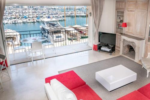 - un salon avec vue sur le port de plaisance dans l'établissement C096-Apt overlooking the Old Port the view is magical, à Cannes