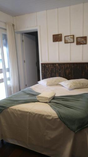 ein Bett mit zwei Kissen darauf in einem Schlafzimmer in der Unterkunft Pousada Doce Vida in Marechal Luz