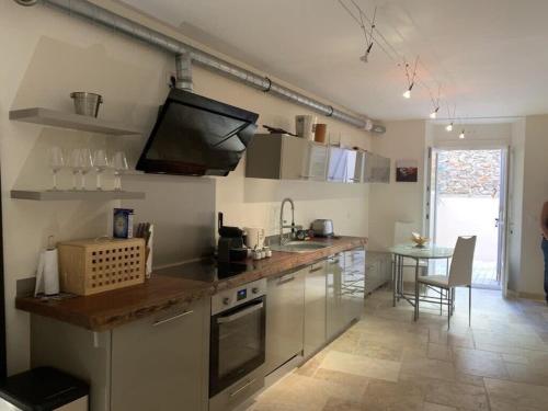 une cuisine avec un comptoir et une table à l'intérieur dans l'établissement C098- Cannes - Suquet Bel appart - Grande Terrasse, à Cannes