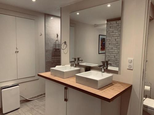 une salle de bain avec deux lavabos et un grand miroir dans l'établissement C098- Cannes - Suquet Bel appart - Grande Terrasse, à Cannes