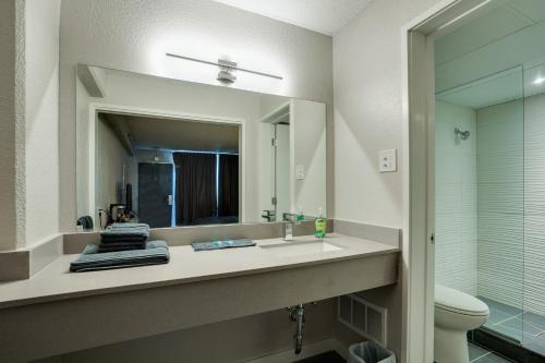 uma casa de banho com um lavatório e um espelho em The Kate em Wichita Falls