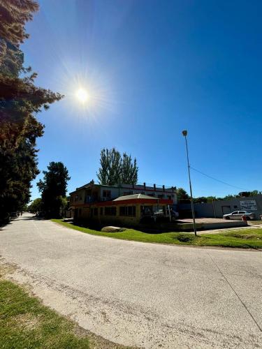 Salvador MaríaにあるHotel El pescadorの道路沿いの家