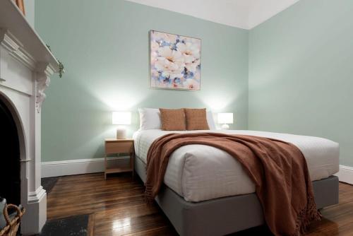 une chambre avec un lit avec une couverture dessus dans l'établissement Classic Cottage: Near CBD Hospital & Parking, à Kings Park