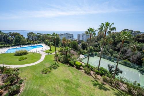 - une vue aérienne sur un parc avec une piscine dans l'établissement A023-Magnifique vue mer panoramique, à Vallauris