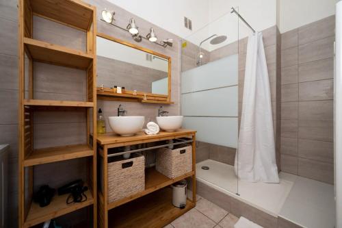 une salle de bain avec deux lavabos et un miroir dans l'établissement B027-Nice renovated apt near downtown - Cannes, à Cannes