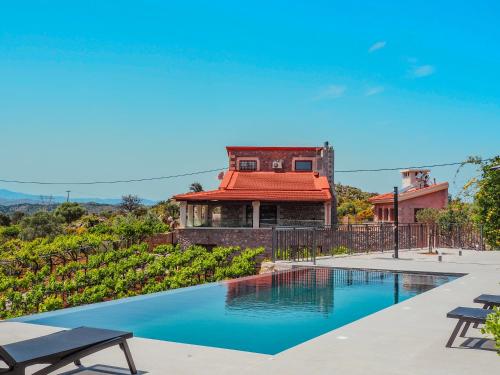 Majoituspaikassa Villa Recluso-3 bd luxury country villa, huge pool with hydromassage, individual bbq & large yard, mountain view tai sen lähellä sijaitseva uima-allas