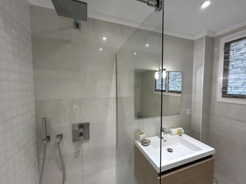 une salle de bain blanche avec un lavabo et une douche dans l'établissement B018-Bright apartment with balcony - Cannes Croisette, à Cannes