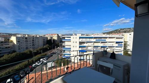 B018-Bright apartment with balcony - Cannes Croisette
