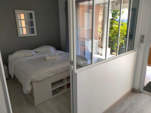 une chambre avec un lit et une porte coulissante en verre dans l'établissement A051 Apartment with terrace in Cannes - 4 people, à Cannes