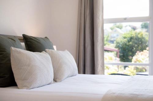 Ένα ή περισσότερα κρεβάτια σε δωμάτιο στο City Comfort: Near Hospital & City with Parking