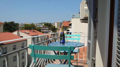 une table bleue et des chaises sur un balcon dans l'établissement B042-Functional apartment with balcony Suquet Cannes, à Cannes