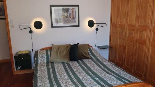 une chambre avec un lit avec deux lampes dessus dans l'établissement B042-Functional apartment with balcony Suquet Cannes, à Cannes