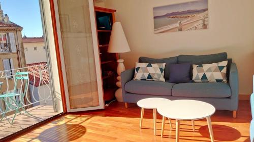 un salon avec un canapé et une table dans l'établissement B042-Functional apartment with balcony Suquet Cannes, à Cannes