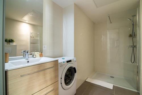 La salle de bains est pourvue d'un lave-linge et d'une douche. dans l'établissement A059-New apt with south facing - Terrace-Near the beach, à Antibes