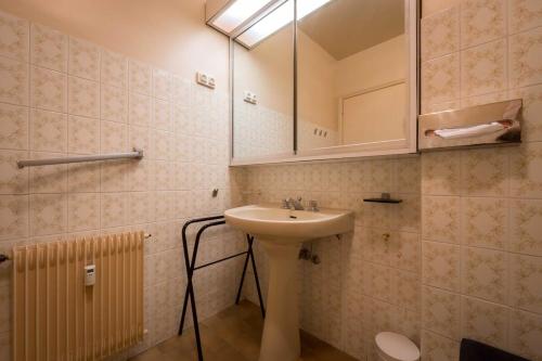 une salle de bain avec un lavabo et un miroir dans l'établissement A081-Cannes Appartement avec terrasse au calme, à Cannes