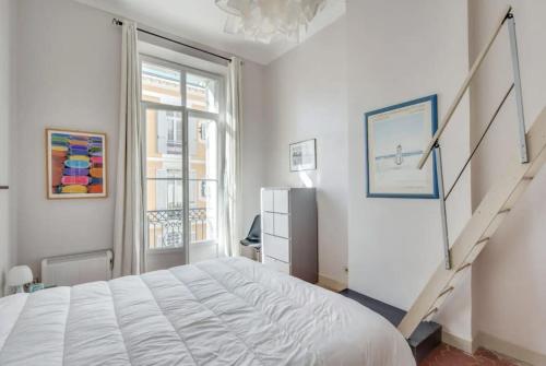 - une chambre blanche avec un lit et un escalier dans l'établissement A084-Welcoming apartment in Rue d'Antibes the heart of Cannes, à Cannes